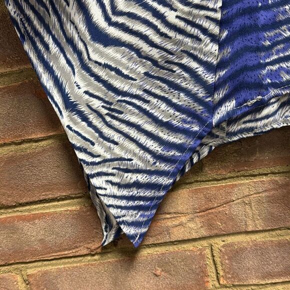 Larsen Gray Women’s Blue Animal Print Bell Sleeve Tunic Size Medium - Picture 4 of 8